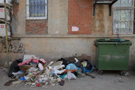 За выброс мусора возле контейнеров будут штрафовать