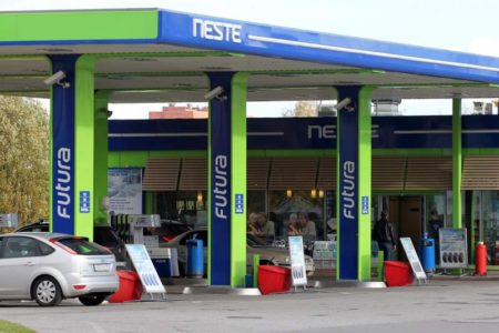 Компания Neste временно перешла на бесконтактные карточные платежи в размере до 50 евро