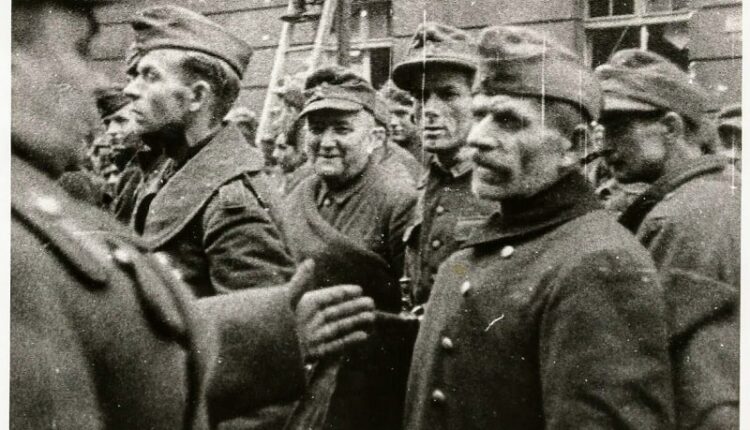 С+пленными+немецкими+солдатами+на+улицах+Берлина-min