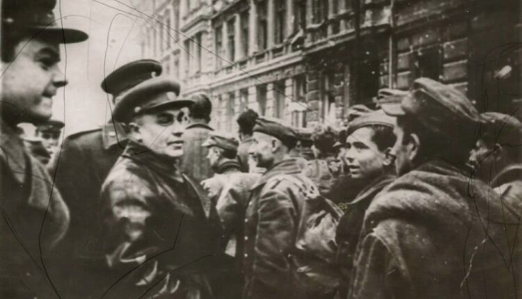 С+пленными+немецкими+солдатами+на+улицах+Берлина.