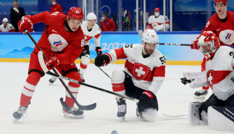 Стартовый матч хоккейного турнира ОИ-2022 между сборная ОКР и Швейцарии прошёл жаркой борьбе. Источник: Olympics.com.