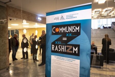 Выставка в Таллинне: «Коммунизм = рашизм»