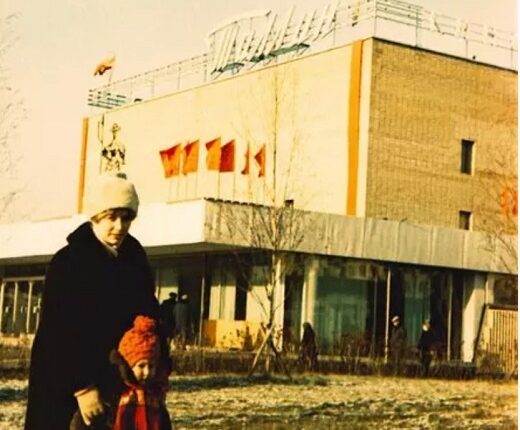 Мать с ребёнком около кинотеатра ‘Таллин’ в советское время …