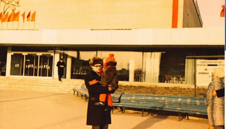 Отец с ребёнком около кинотеатра ‘Таллин’ в советское время …