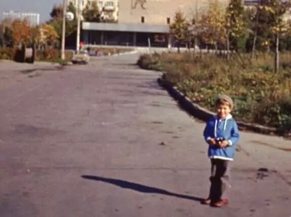 Улыбающийся ребёнок неподалёку от кинотеатра ‘Таллин’ в советское время