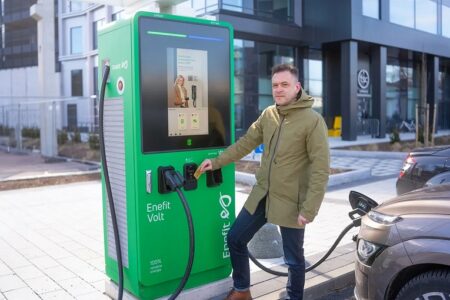 Теперь общественные зарядные устройства для электромобилей Enefit Volt позволяют расплачиваться банковской картой
